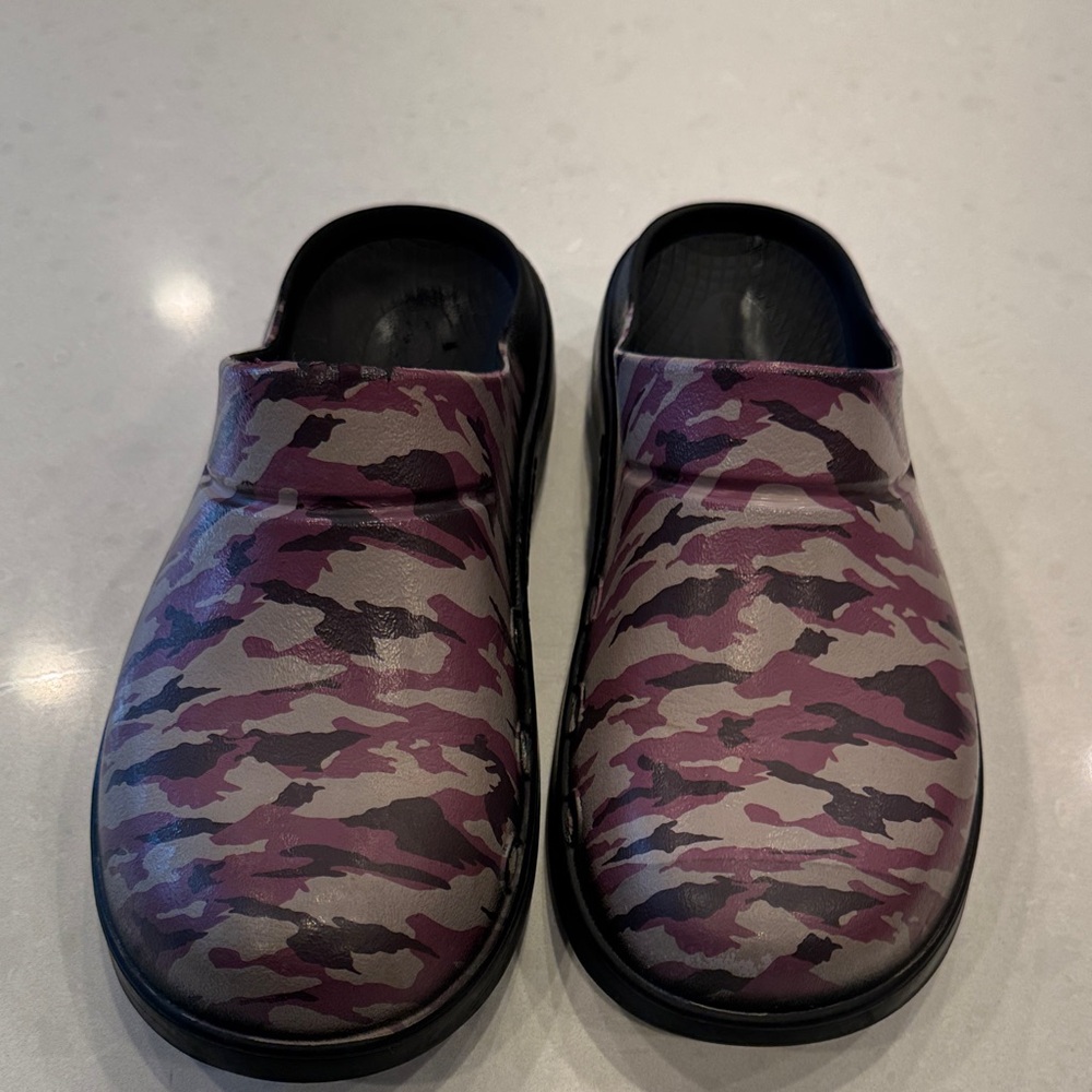 OOFOS Men's Camouflage Slip-Ons - Purple and Gray
